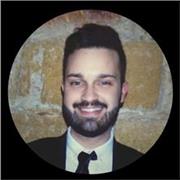 Laurea e dottorato in biologia. Inglese e spagnolo come native speaker.