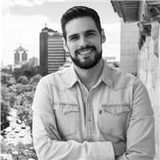 Profesor nativo de español y redactor creativo publicitario. Si juegas con las palabras aprender es mas divertido. Dime tu objetivo y te acompañaré en el camino hasta conseguirlo.