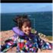 Jeune diplomée et enseignante donne des cours de philosophie.