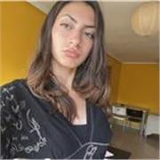 Profesora de lengua castellana , imparte clases a los niños de todas las edades