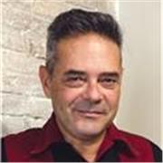 Profesor de redacción y escritura autor de tres novelas