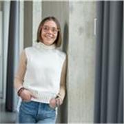 Studentessa universitario che offre tutoring in matematica o servizio di aiuto-compiti