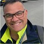 Ingeniero con experiencia en construcción y en docencia.