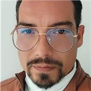 Professioneller Synchronsprecher in rundem Spanisch, umfangreiche Erfahrung in