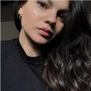 Laureata in mediazione linguistica e culturale; bilingue