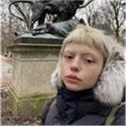 Experiência no exterior, graduada em Letras e pós graduação em Literatura Inglesa. Metodologia alternativa e interativa