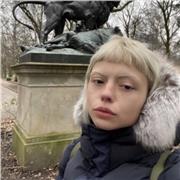 Experiência no exterior, graduada em Letras e pós graduação em Literatura Inglesa. Metodologia alternativa e interativa