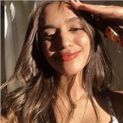 Studente liceale che impartisce lezioni in matematica per studenti di scuola primaria e secondaria di primo grado