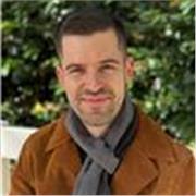 Englisch-Tutor, der viel mit Beispiel-Texten und Videos arbeitet