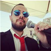 Offro lezioni di canto e di musica per ragazzi e adulti. Sono laureato in conservatorio e specializzato nel canto moderno dopo avere approfondito diverse tecniche e metodologie didattiche