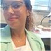 Persona titulada en ciencias de la salud imparte clases de forma online.