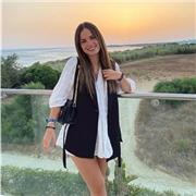 Profesora especializada en inglés imparte clases a alumnos de Educación Infantil y Primaria de todas las materias