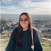 Profesora de inglés imparte clases para niños de entre 3 y 18 años