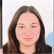 Estoy cursando 2 de bachillerato HUM-CCSS en Tortosa, me considero una buena estudiante y me manejo muy bien con los niños.