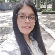 Profesora de refuerzo para alumnos de educación básica