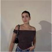 Me defino como una persona cariñosa, que adora el contacto con los niños. Me encantaría poder acompañarles y ayudar a padres y mad