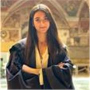 Avvocato impartisce lezioni di diritto online a studenti universitari e adulti