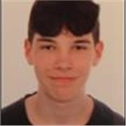 Joven de 18 años preparado para dar clases online