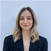 Diseñadora gráfica, directora de arte e ilustradora, ofrezco clases desde materias como arte, hasta idiomas como inglés o español