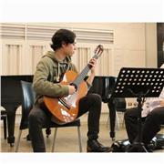 Estudiante en último año de la carrera de interpretación superior imparte clases de guitarra clásica, popular y teoría musical
