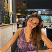 Studentessa universitaria offre aiuto compiti a ragazzi delle elementari e medie