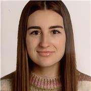 Maestra de Primaria imparte clases a niños del nivel de Primaria