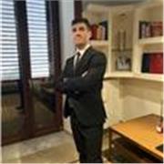 Laureato in Economia e commercio, consulente bancario impartisce lezioni di economia