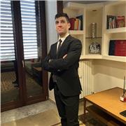 Laureato in Economia e commercio, consulente bancario impartisce lezioni di economia