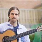 Profesor titulado en Guitarra Flamenca y con 8 años de experiencia a todos niveles y edades imparte clases presencial y online. 
