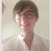 Chico Joven de 21 años que busca generarse ingresos ayudando a extranjeros a aprender español.