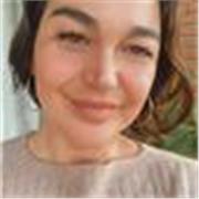 Práctica yoga de forma segura y accesible con instructora certificada en India