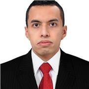 Profesor de sociales imparte clases a niños y jóvenes universitarios