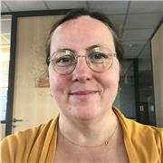 Professeur donne cours de français langue étrangère