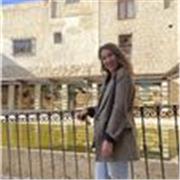 Profesora de primaria imparte clases de todas las asignaturas, especialmente de inglés