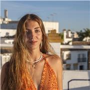 estudiante de ingeniería que imparte clases de ciencias tecnológicas