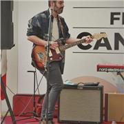 Soy Profesor de guitarra con amplia experiencia. Aprende a tocar desde cero a través de tus canciones preferidas, aplicando la teoría necesaria para entender la formación de acordes y los conceptos básicos de armonía. comienza a sacar canciones de oído y