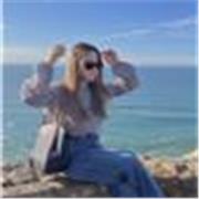 Profesora de niños de primaria con posibilidad de desplazamiento