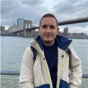 Docente di matematica impartisce lezioni a studenti di scuole superiori