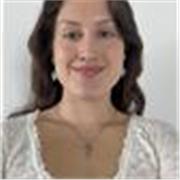 Artista ofreciendo clases de arte mixtas, enfocada en el dibujo.