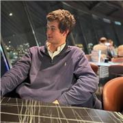 Soy estudiante de Ade con buena base en matemáticas, economía y lenguas (castellano y gallego).