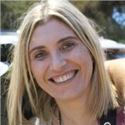 Profesora de primaria da clases de repaso