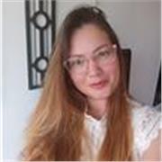 No doy clases genéricas: acompaño, oriento y comunico con propósito. 
Soy la profesora que necesitas