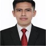 Profesor de informatica imparte clases a alumnos de diferentes edades