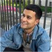 Englisch Nachhilfelehrer, der Kinder aller Altersgruppen unterrichtet und unterstützt