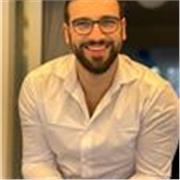 Englisch-Tutor, der Kinder aller Altersgruppen unterrichtet