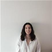 Profesora titulada en Educación Infantil con años de experiencia en el trabajo de enseñanza y cuidado de niños.