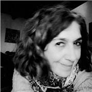 Profesora con mucha experiencia da clases en materia de ciencias y de lenguas para ESO