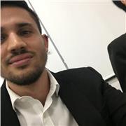 Profesor de economía para estudiantes de bachillerato y pregrado