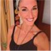 Ilustradora gráfica y tatuadora, imparte clases de ilustración infantil y juvenil, técnicas de dibujo y de tatuaje