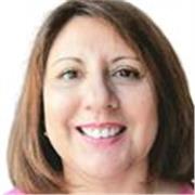 Tengo formación en filología castellana, Comunicación y Educación. Además de un máster em entornos digitales de la enseñanza